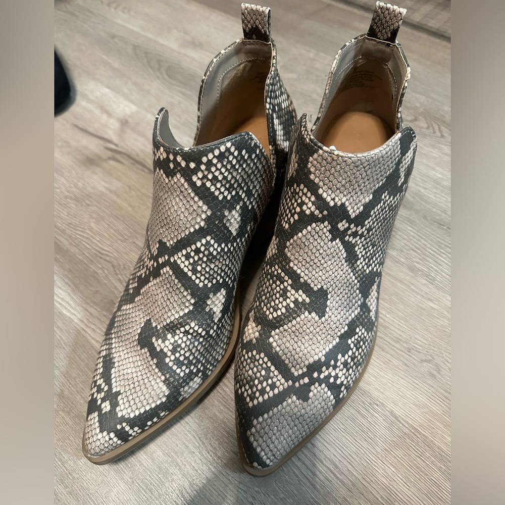 Snakeskin pattern boots. Universal Thread booties. Size 9.